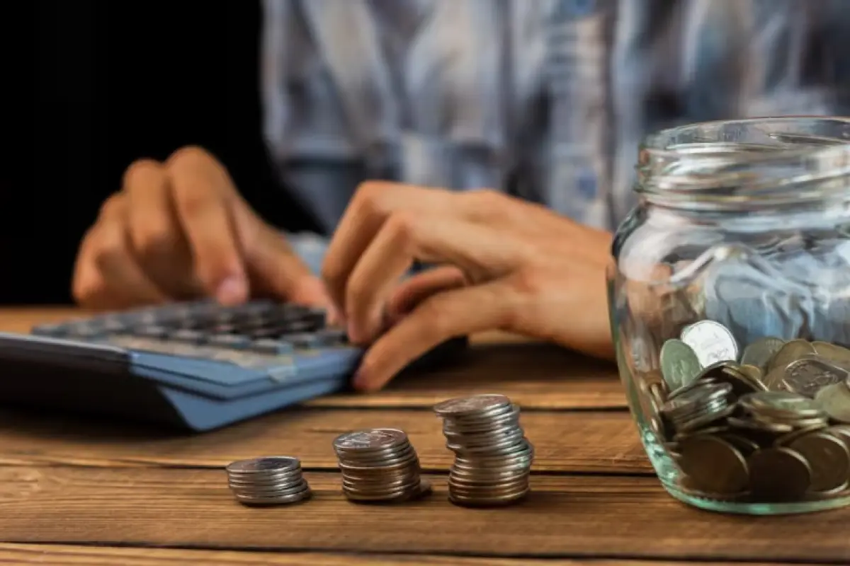 Familias endeudadas aplican la regla 60-20-20 para equilibrar sus finanzas.