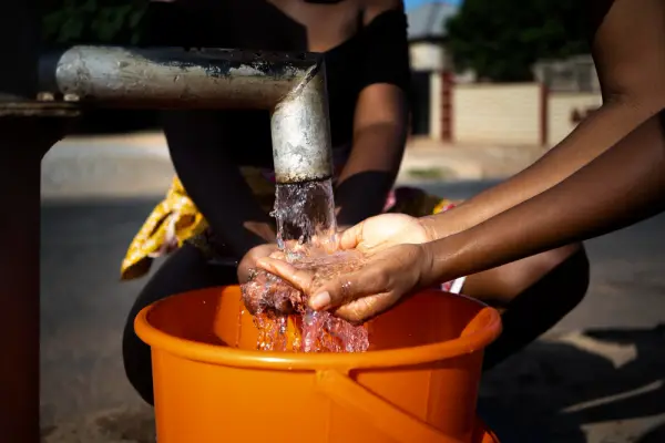 Defensoría del Pueblo investigará posible contaminación del agua en Guayaquil.