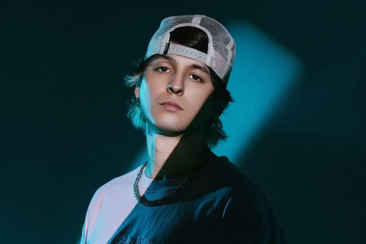 Christopher Vélez sigue imparable: lanzó su nuevo tema musical 'D Lejitos'.