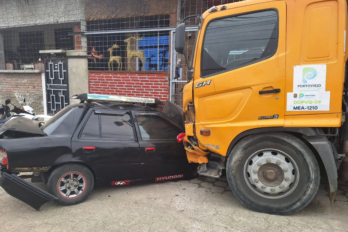 Una volqueta del Municipio de Portoviejo arrasó con 5 carros y 3 motos, tras presuntamente perder frenos