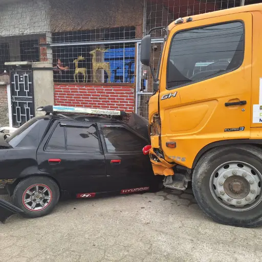 Una volqueta del Municipio de Portoviejo arrasó con 5 carros y 3 motos, tras presuntamente perder frenos