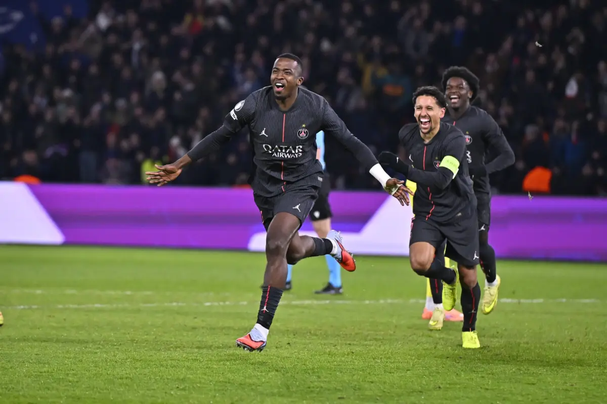 Willian Pacho celebra con sus compañeros el gol marcado al Tottenham en la Champions League.