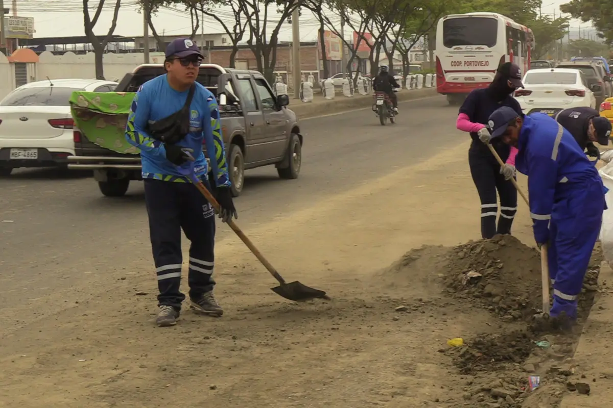 Municipio de Portoviejo ejecuta limpieza en paso lateral tras afectaciones por polvo de obra Megahidro