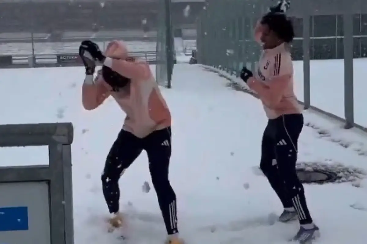 Angelo Preciado y John Mercado jugando con la nieve de Praga,  