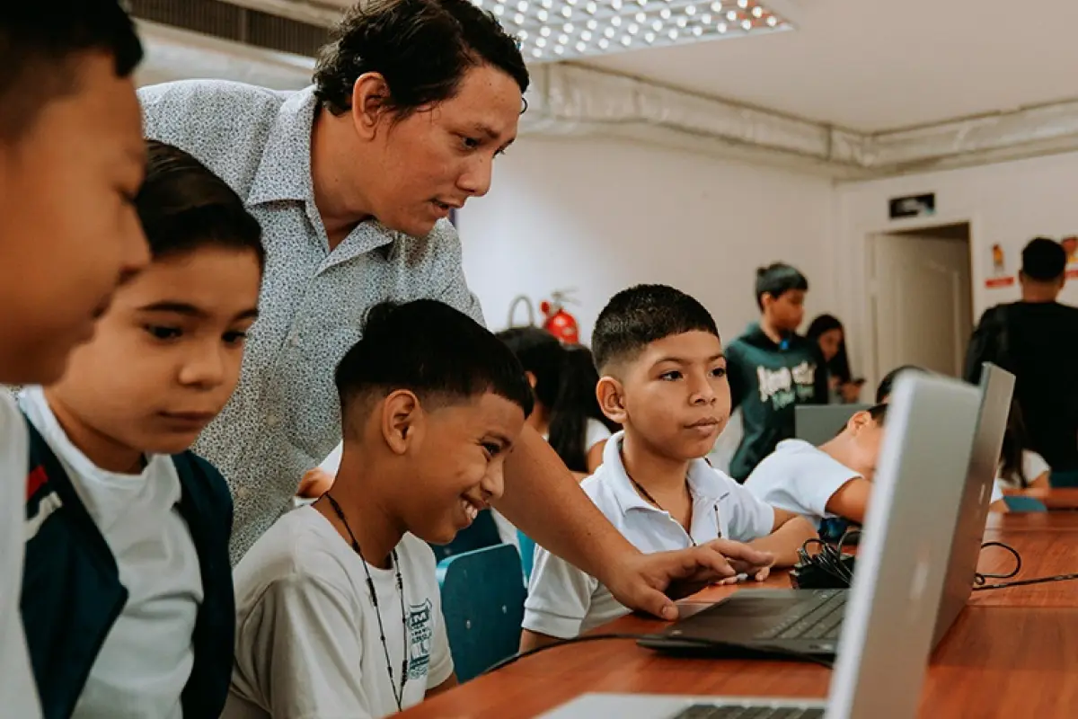 La Alcaldía de Guayaquil abrió un nuevo Centro de Tareas y Nivelación en Plaza Colón, ampliando la cobertura educativa gratuita.