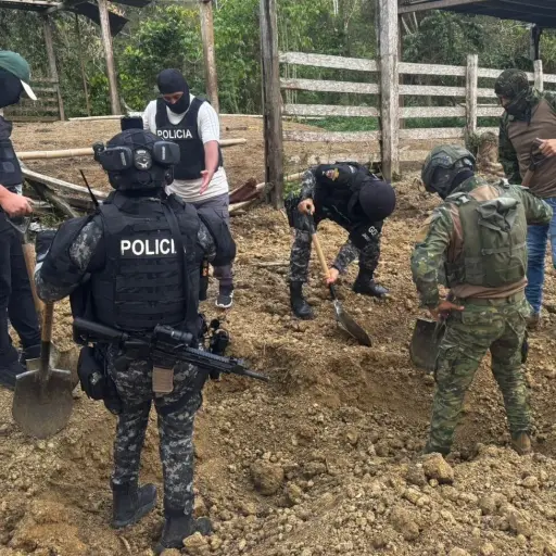 ¡Casi 2 toneladas bajo tierra! Policía halla segunda caleta en la misma finca