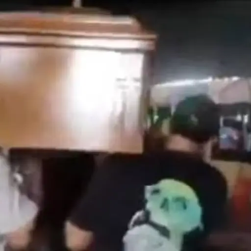Despedida inusual: grupo de amigos ingresa féretro a prostíbulo y desata polémica en redes sociales