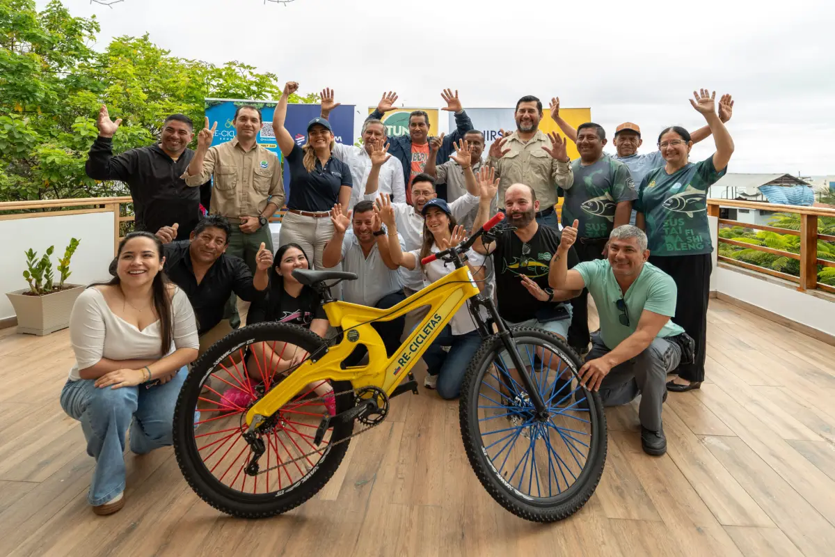 Representantes de las empresas e instituciones involucradas en la iniciativa,  