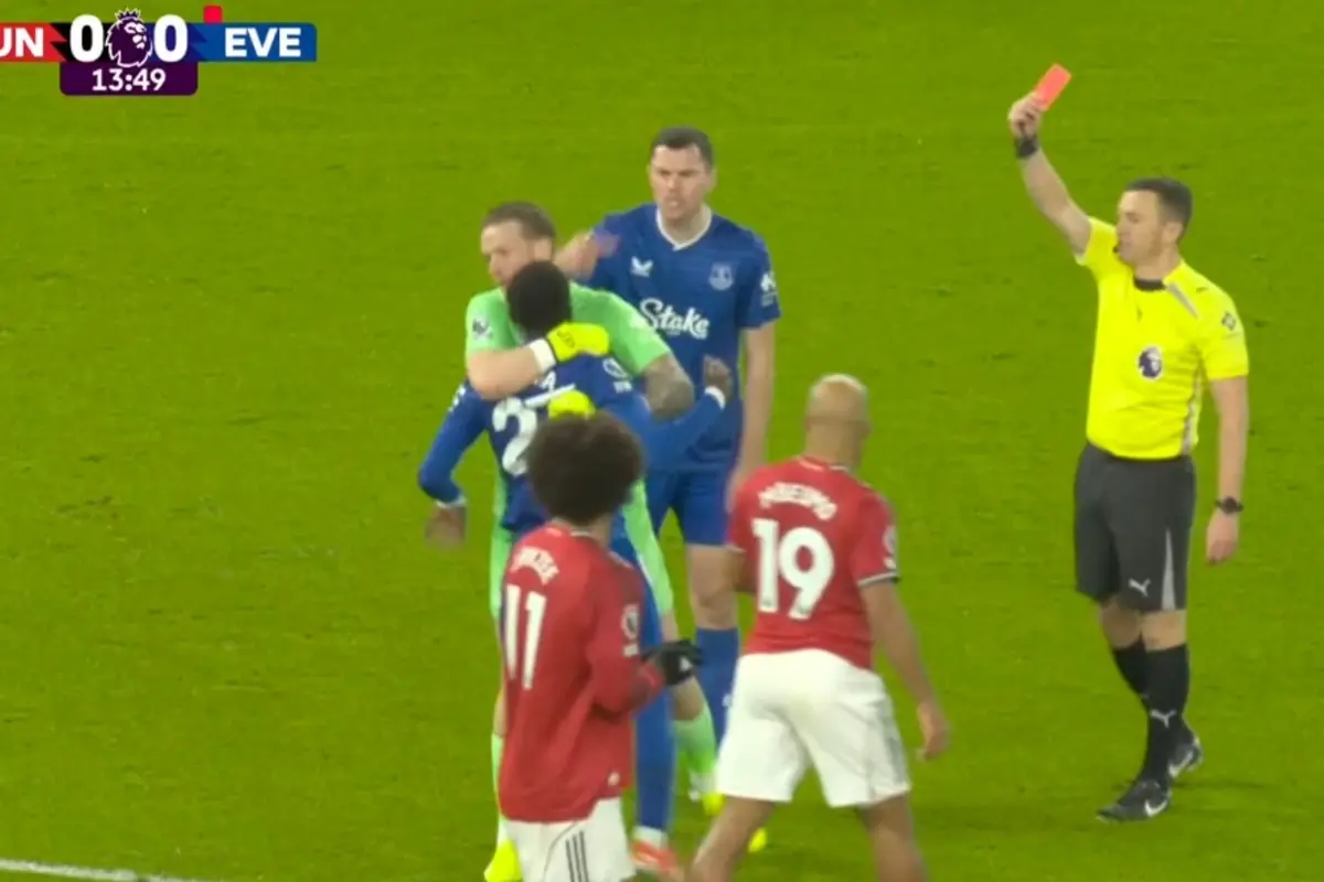 Idrissa Gueye le pega manotazo a su compañero Keane y es expulsado