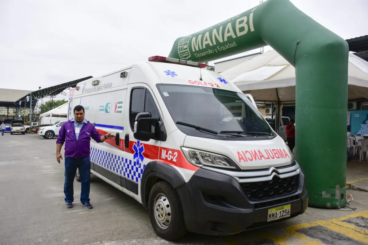 Prefectura de Manabí entrega ambulancia equipada al Hospital de Especialidades de Portoviejo