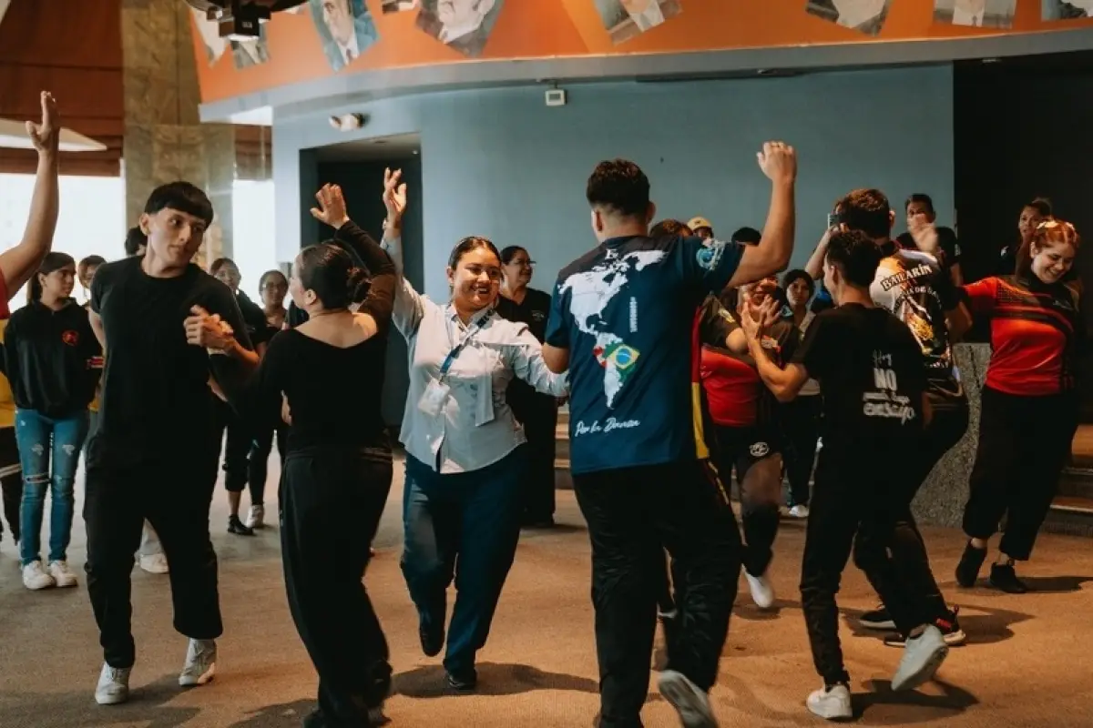 Un taller internacional de folclore reunió a decenas de asistentes en Guayaquil, donde aprendieron técnicas y ritmos tradicionales.