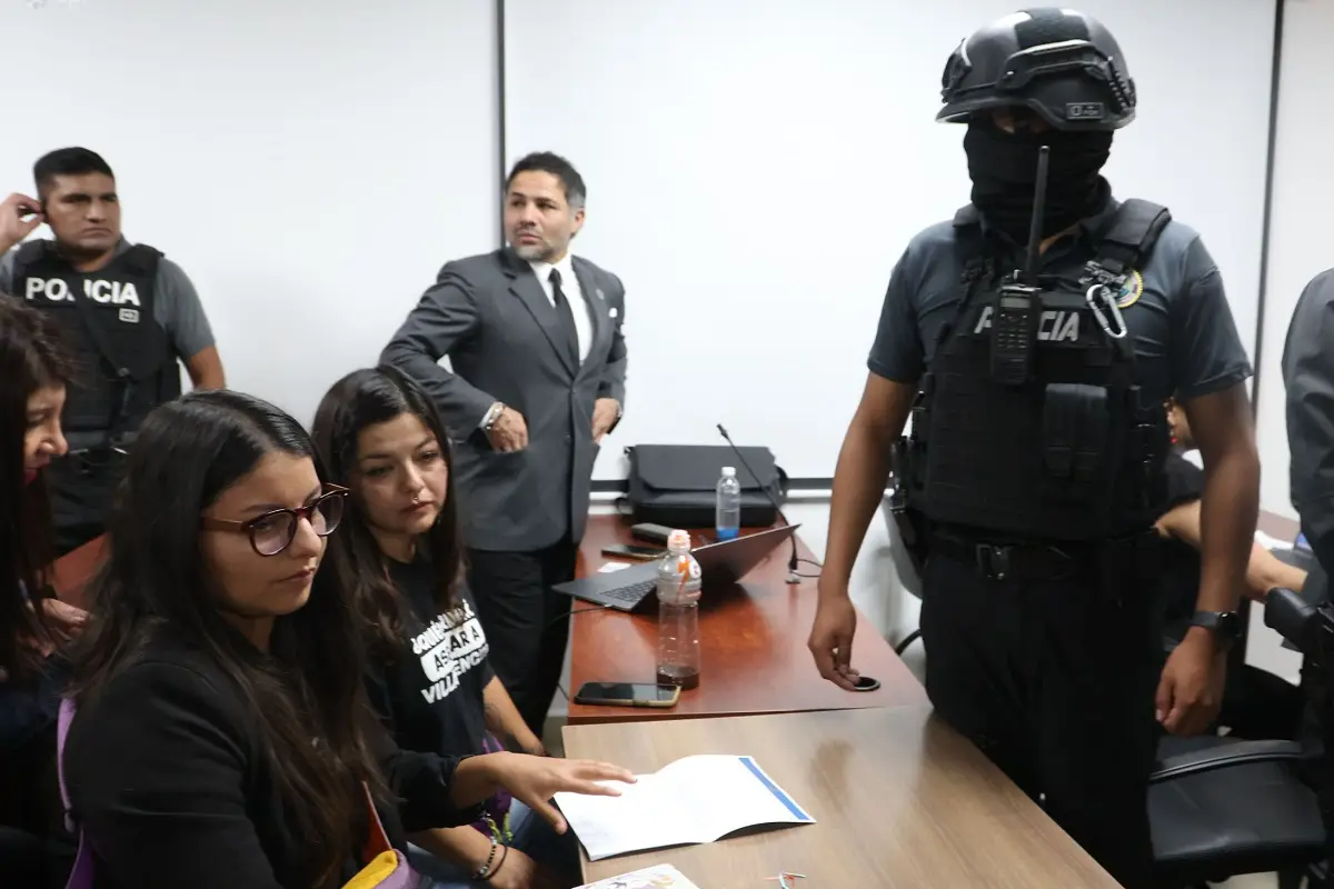 Amanda y Tamia Villavicencio acudieron a la audiencia de formulación de cargos en el caso Villavicencio en el Complejo Judicial. FOTO: API.