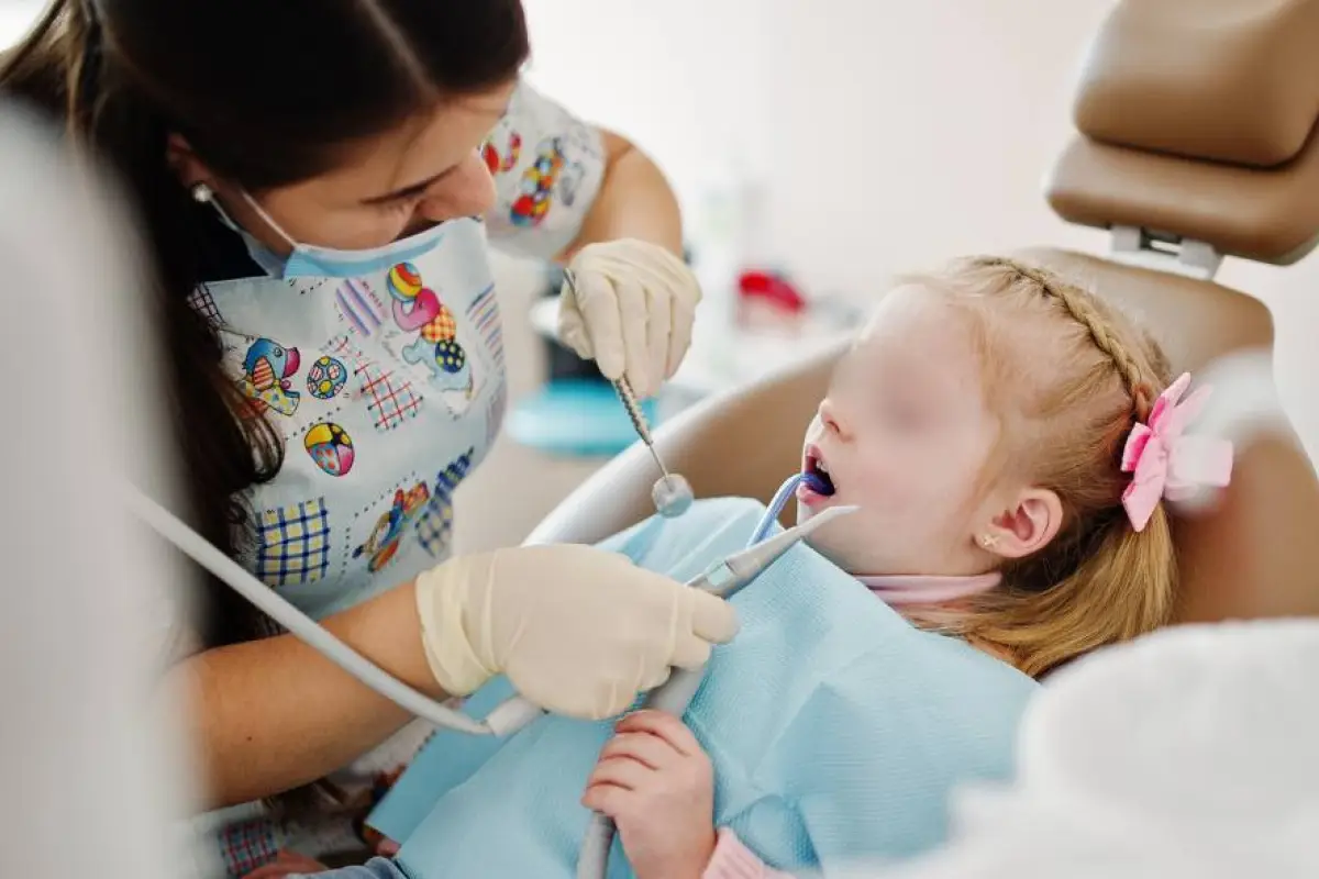 Niña de seis años muere tras una extracción de dientes de leche en una clínica dental, Dos niñas fueron hospitalizadas tras ser tratadas en una clínica dental. Una de ellas murió. 