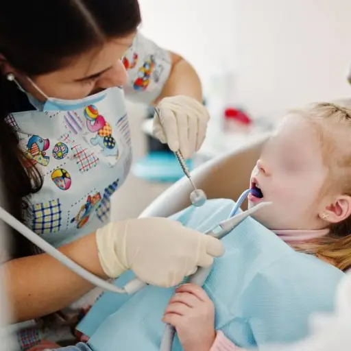 Niña de seis años muere tras una extracción de dientes de leche en una clínica dental