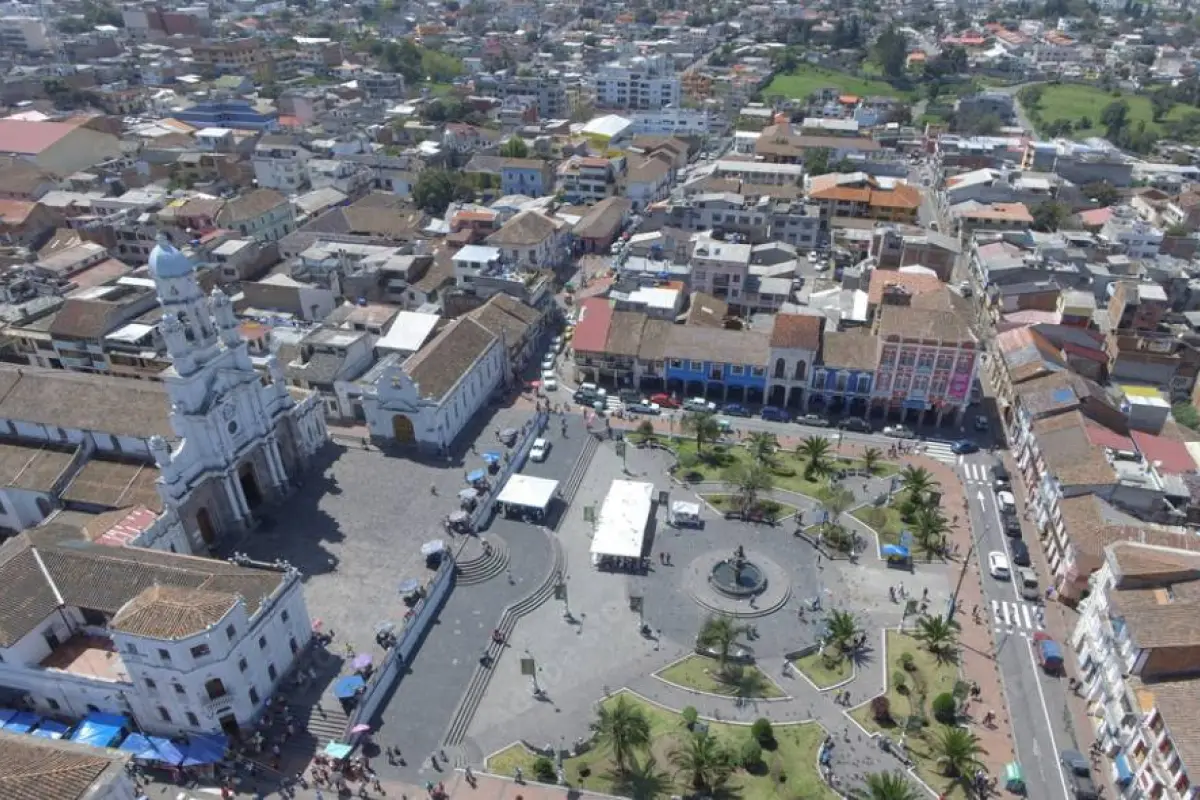 ¿Lluvia o sol radiante Así será el clima en Sangolquí este domingo 23 de noviembre, durante el duelo Aampetra vs. Liga de Portoviejo, Vista aérea de Sangolquí.  