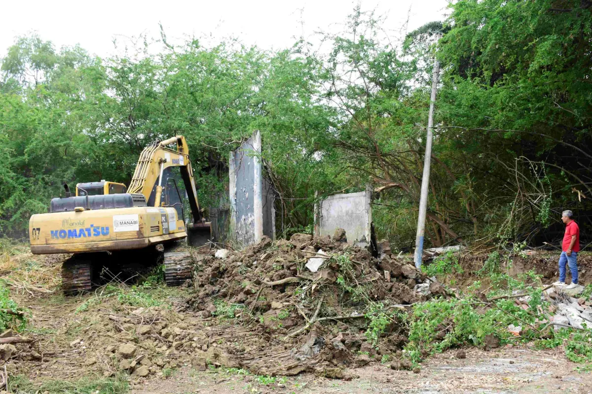 CASA DE LA CULTURA- LMIMPIEZA (7), Los trabajos iniciaron en la parte exterior de la Casa de la Cultura de Manabí, que en el último invierno se inundó.