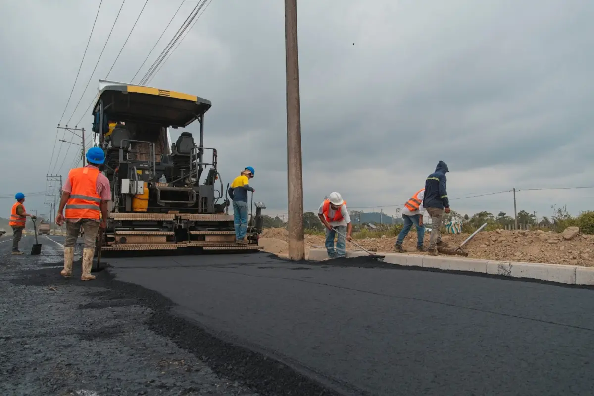 Avanza en 80% la ampliación y asfaltado de la vía a Colorados del Búa en Santo Domingo
