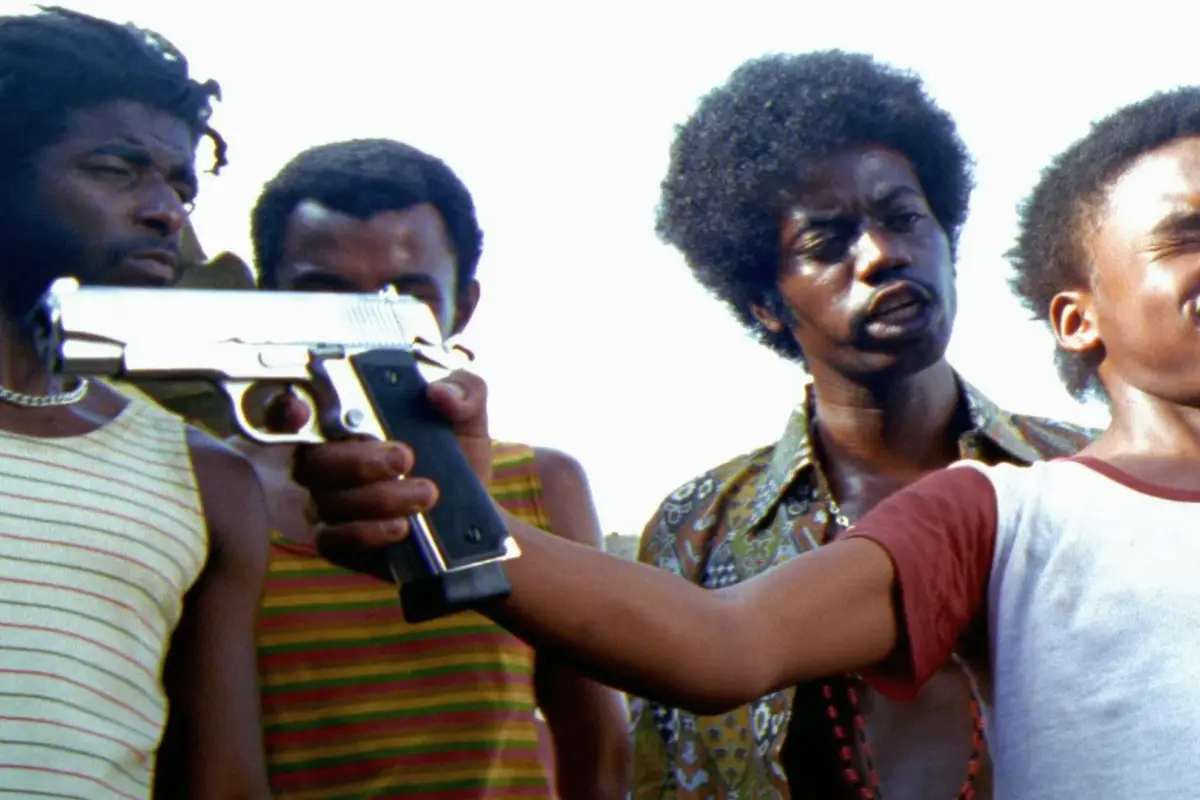 Ciudad de Dios es una película impactante sobre la vida en las favelas de Río de Janeiro, narrada a través de los ojos de un niño que sueña con convertirse en fotógrafo.