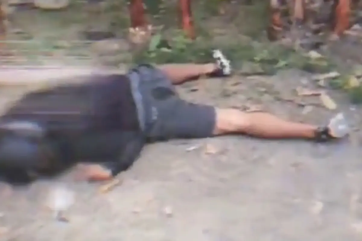 El cuerpo de quien fue identificado como delincuente por la Policía fue llevado a la morgue.
