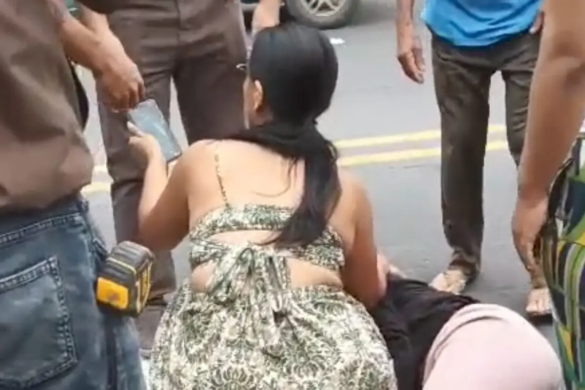La mujer quedó tirada en el pavimento varios minutos hasta que fue llevada a un hospital.