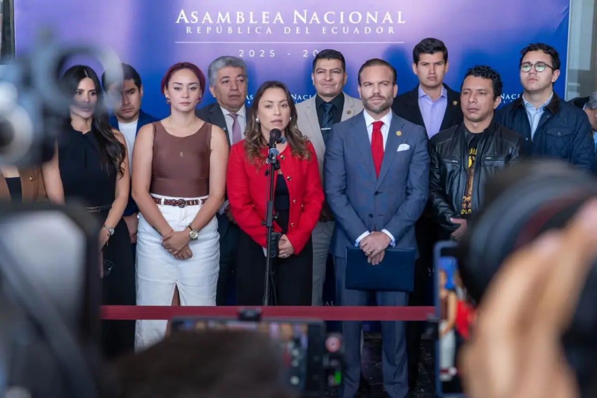 ADN exhorta apoyo a cambios constitucionales en justicia; tensiones con oposición por trato a presos. FOTO: ADN, 