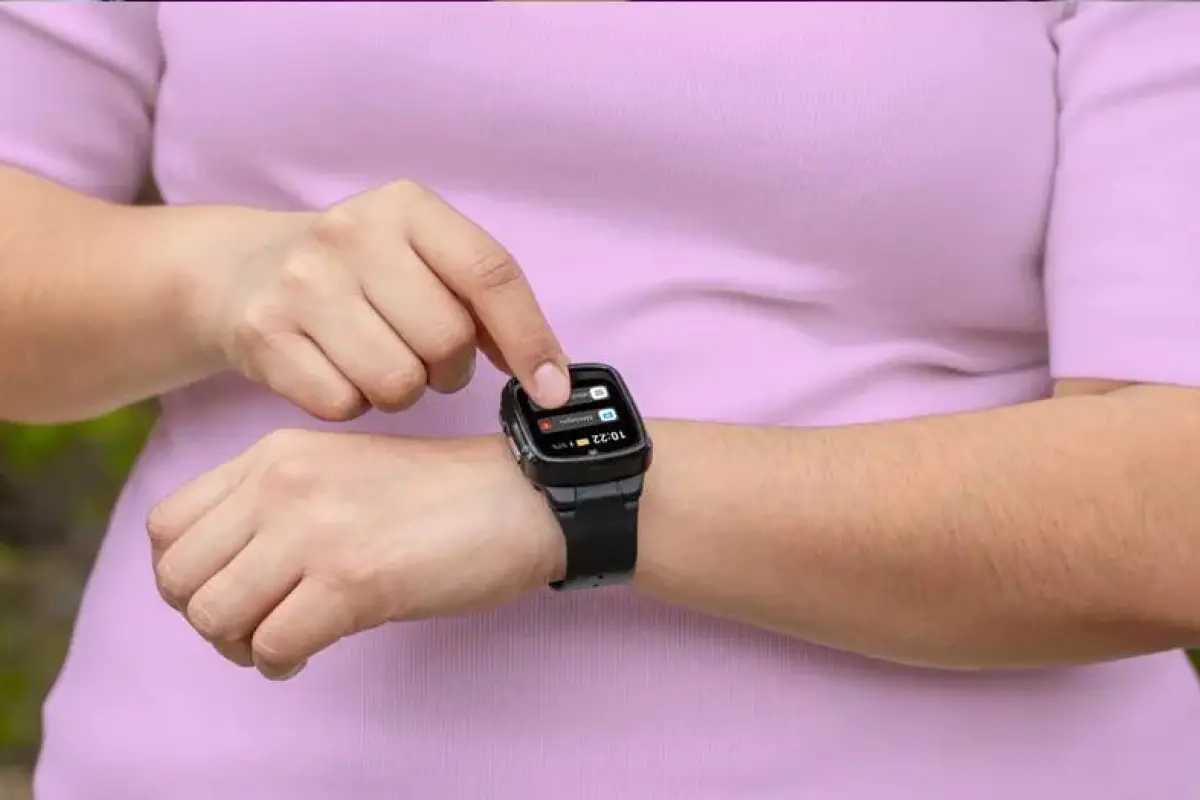 El reloj inteligente VeriWatch permite rastreo GPS y vigilancia migratoria constante. Foto: bi.com/gps/.