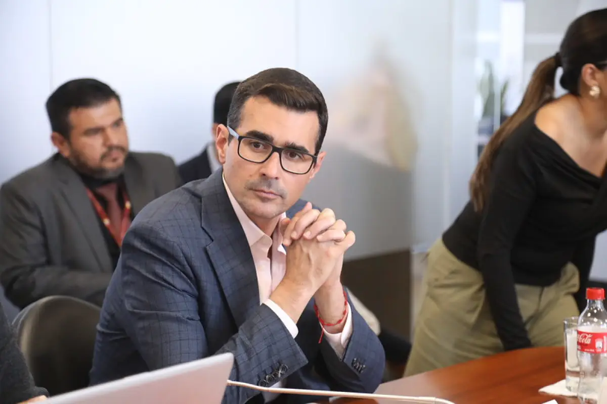 Andrés Guschmer presentó una reforma para garantizar elecciones claras en cooperativas. La iniciativa busca fortalecer la democracia interna y la transparencia. Foto: Asamblea Nacional de Ecuador.