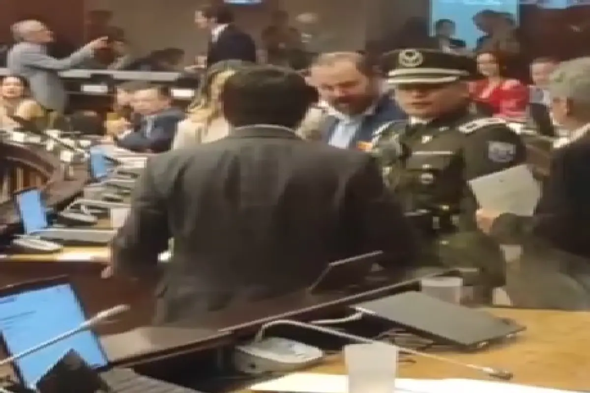 Ambos legisladores dialogaron en el mismo recinto.