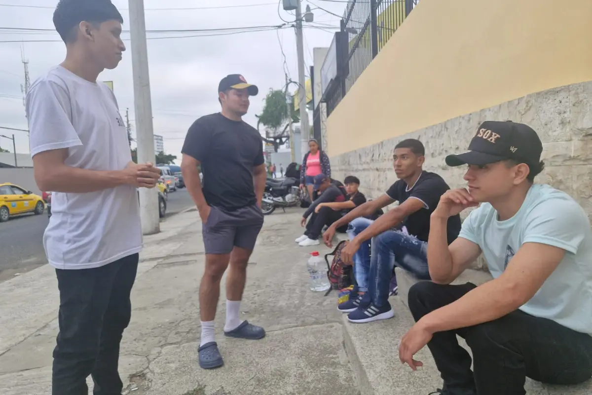 Los jóvenes empezaron a llegar al centro de movilización en Manta para ser reservistas del Ejército.