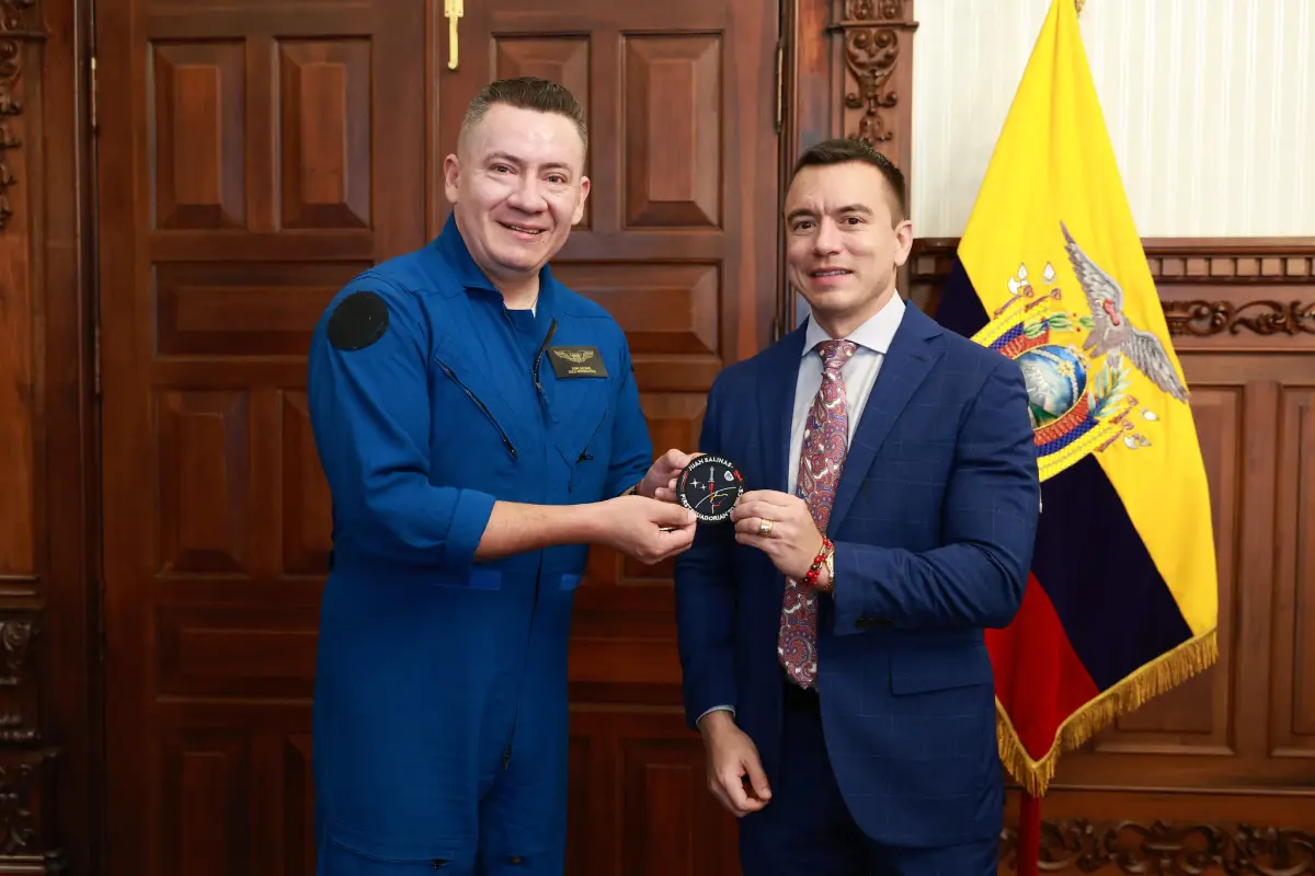 El presidente de la República, Daniel Noboa, recibió en su despacho a Juan Fernando Salinas, primer piloto ecuatoriano aeroespacial que viajará al espacio. Foto: Presidencia de Ecuador.