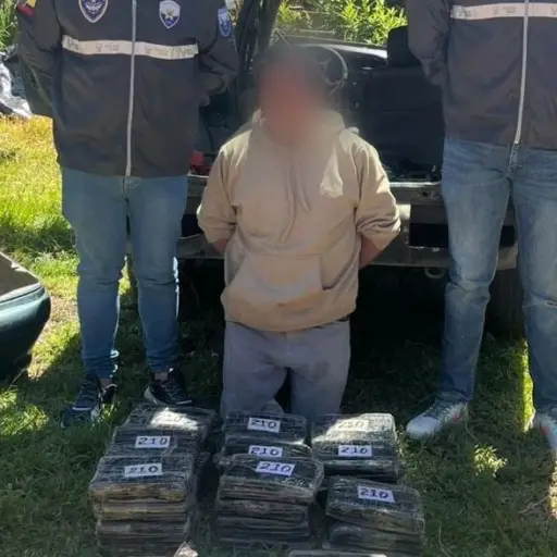 Accidente de tránsito termina con captura y decomiso de 35 paquetes de droga