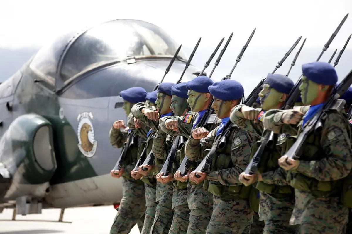 Militares ecuatorianos marchando, El ISSFA registra 41.000 afiliados activos en servicio militar, según datos consolidados hasta octubre de 2025.