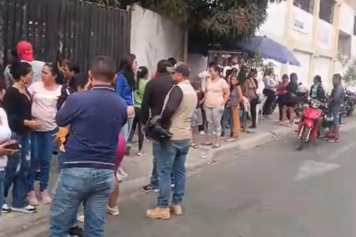 Portoviejo Padres de familia solicitan el reintegro del rector de la Unidad Educativa 18 de Octubre
