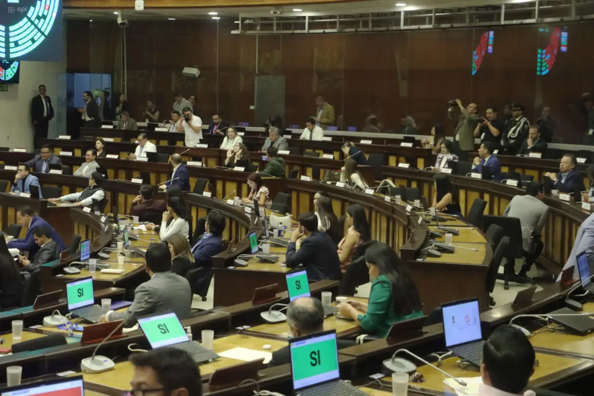Crisis legislativa se agudiza: acusaciones de diezmos y querellas fracturan la Asamblea Nacional de Ecuador. (API)