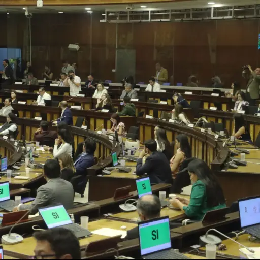 Crisis legislativa se agudiza: acusaciones de diezmos y querellas fracturan la Asamblea Nacional de Ecuador