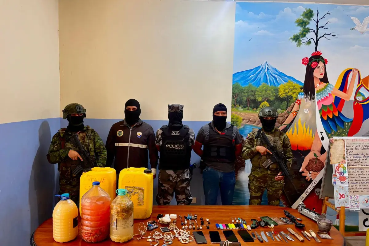 Fuerzas Armadas incautan celulares, armas blancas y licor artesanal en cárcel de Sucumbíos.