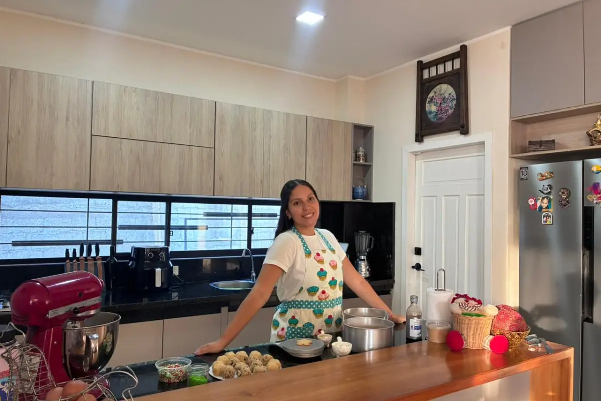 Mariagracia Mendoza prepara los productos que vende en diciembre, 