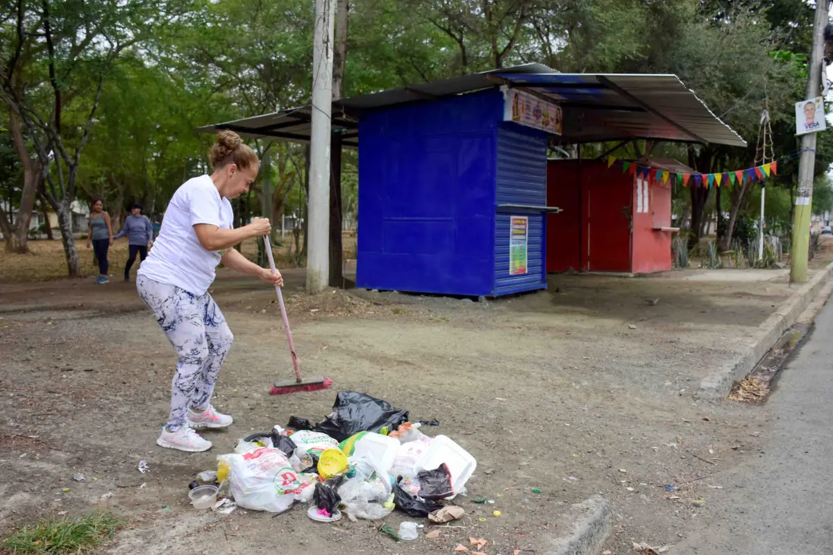  Kethnia Marín, asegura que a diario debe recoger la basura que llegan a dejar en el parque Los Jazmines.