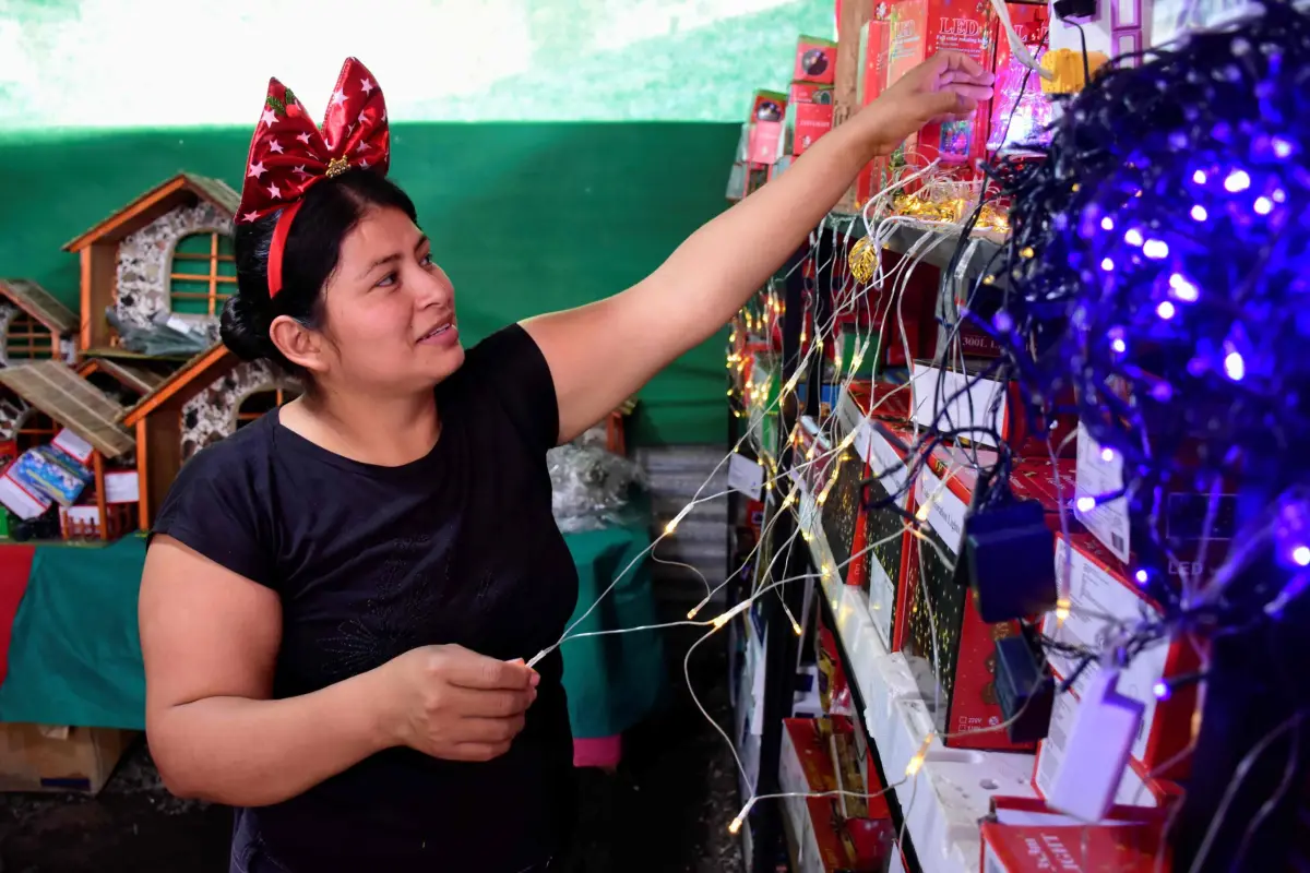 Los comerciantes aún tiene luces navideñas, pero de 100 y 200 unidades.