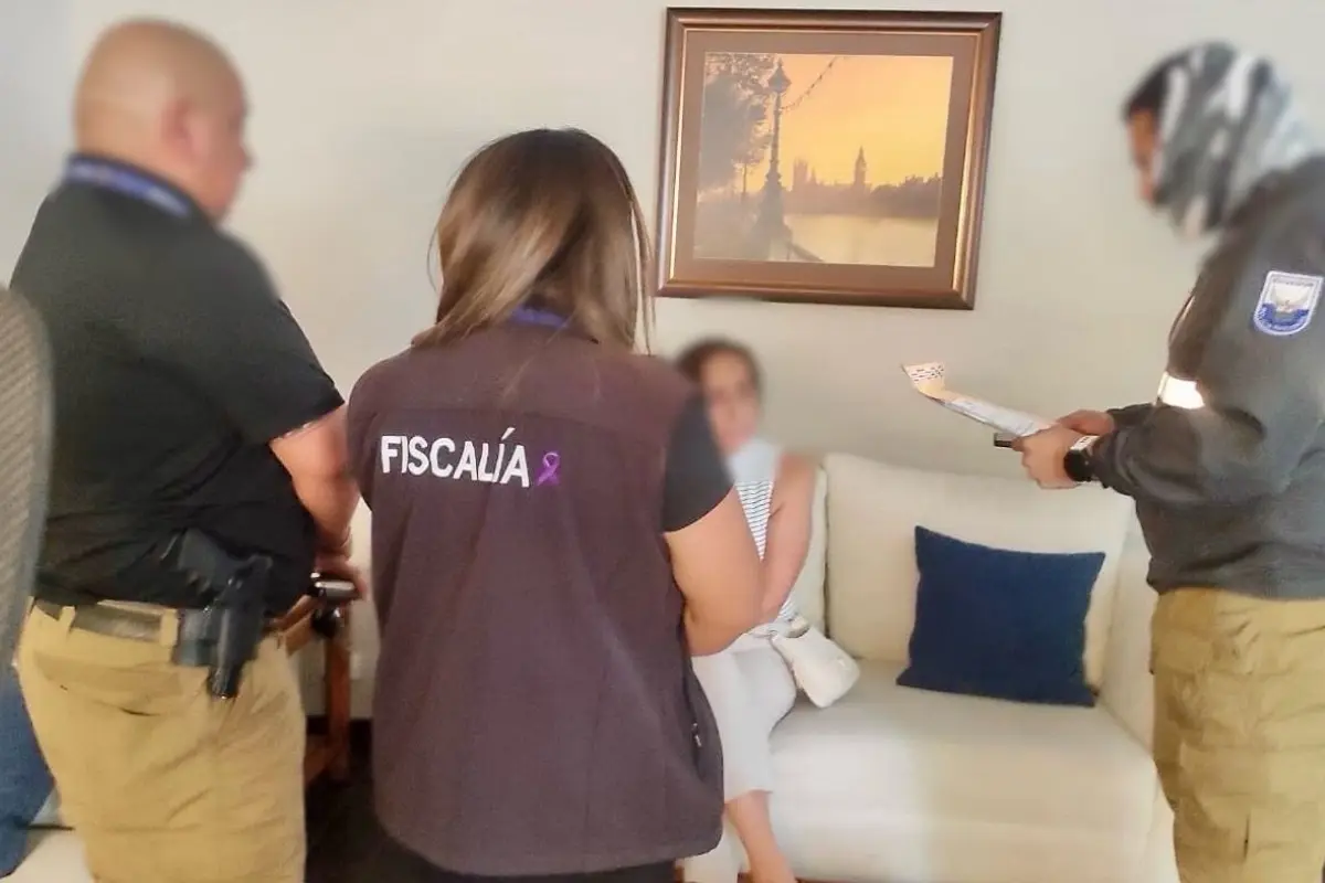 Momentos en que los agentes detenían a Tannya Varela, excomandante de la Policía. Foto: @FiscalíaEc