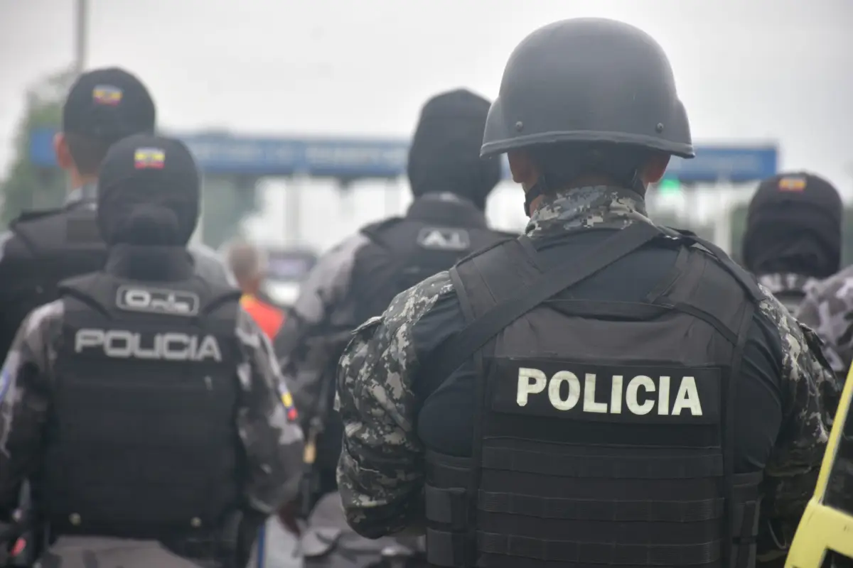 Contingente policial patrulla las calles de Santo Domingo.