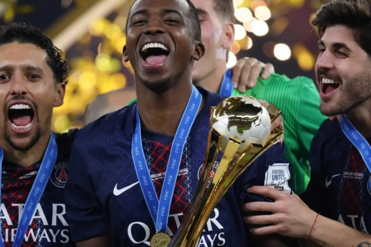 El defensa ecuatoriano Willian Pacho con la Copa Intercontinental. 