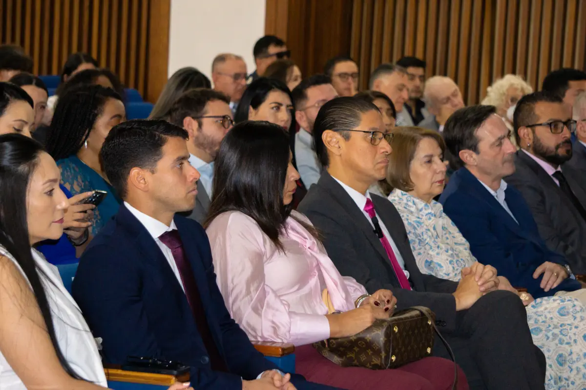 Autoridades del Consejo de Comunicación y de la Universidad Internacional de La Rioja participaron en el acto de entrega de becas realizado el jueves en la ciudad de Quito.