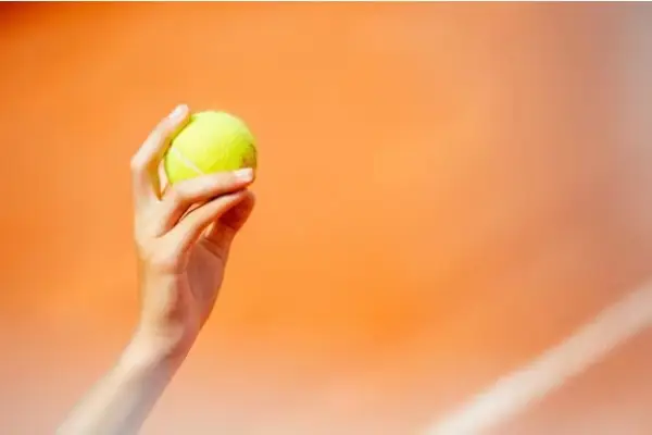 Una pelota sujetada por un recogepelotas. FOTO Europa Press. ,