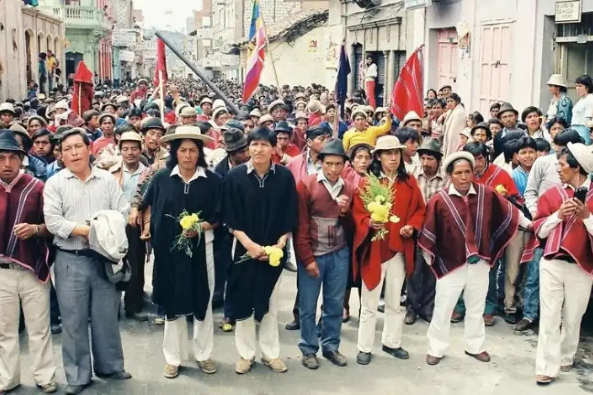 Fotografía de la Confederación de Nacionalidades Indígenas del Ecuador (CONAIE) que documenta el levantamiento indígena de 1990.