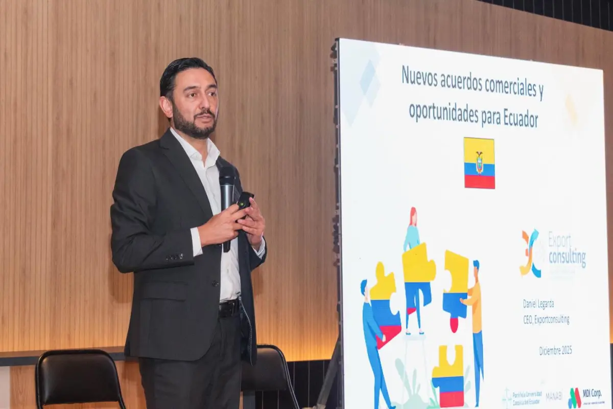 Daniel Legarda, exministro de Comercio Exterior, fue uno de los expositores del foro “Zonas francas”, organizado por la Pontificia Universidad Católica del Ecuador (PUCE), Sede Manabí – Campus Manta. (Cortesía PUCE).