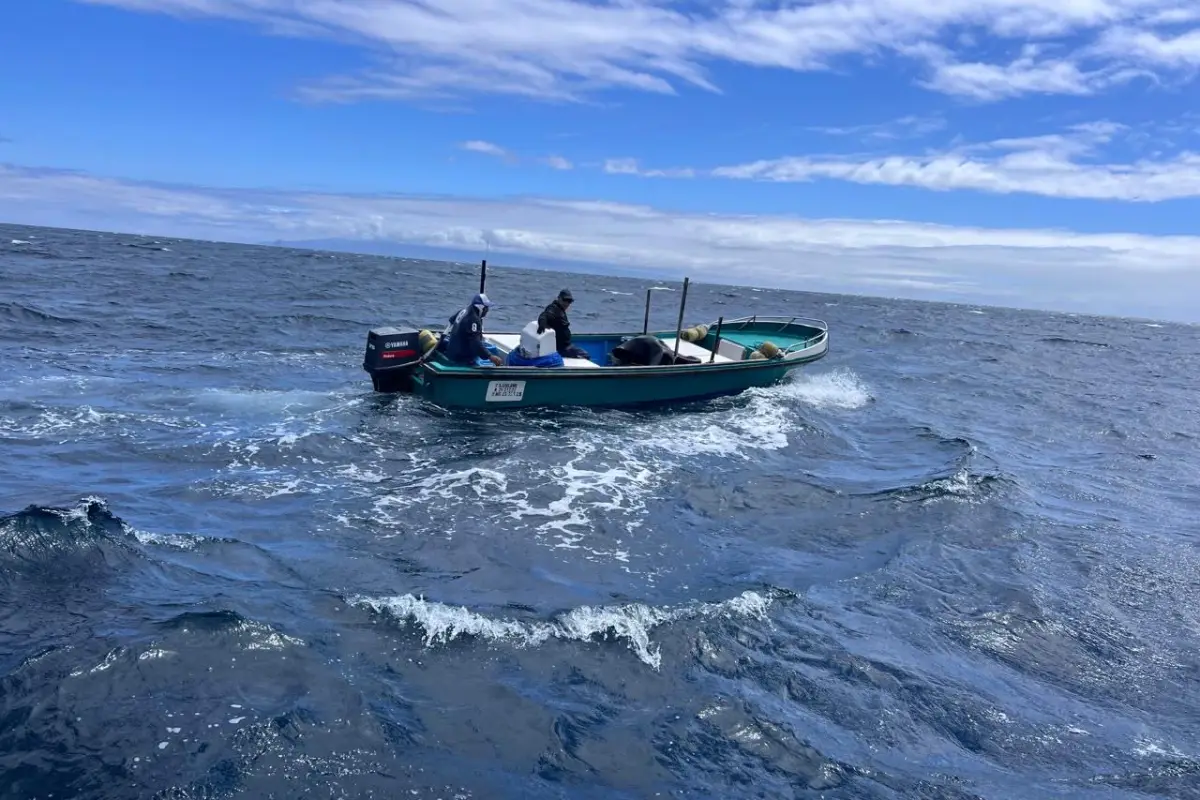 Interceptan embarcación sin permiso de zarpe ni dispositivo satelital en zona protegida de Galápagos.
