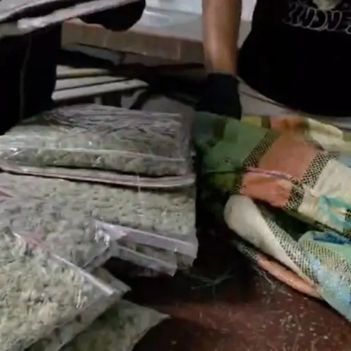 Detenidos usaban casa como bodega para guardar armas y droga de una banda delincuencial, dijo la policía