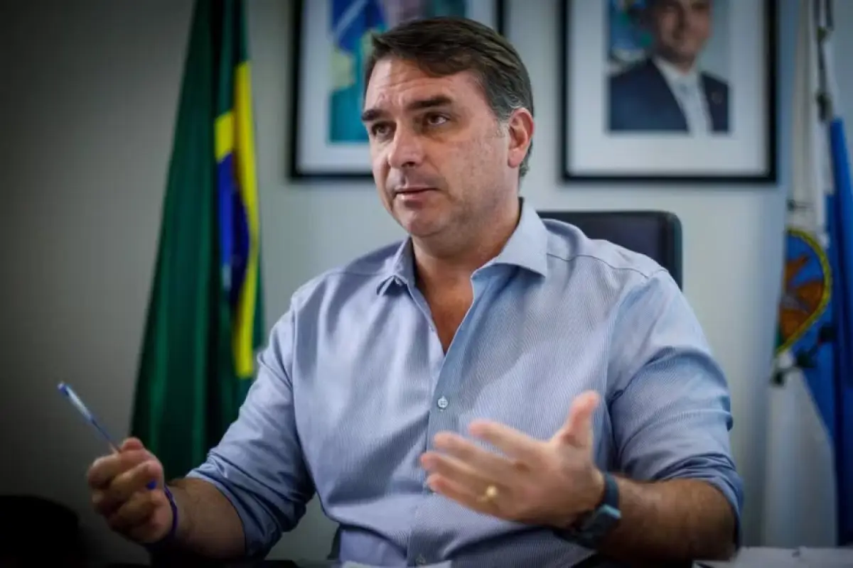 El senador Flávio Bolsonaro tiene 44 años.
