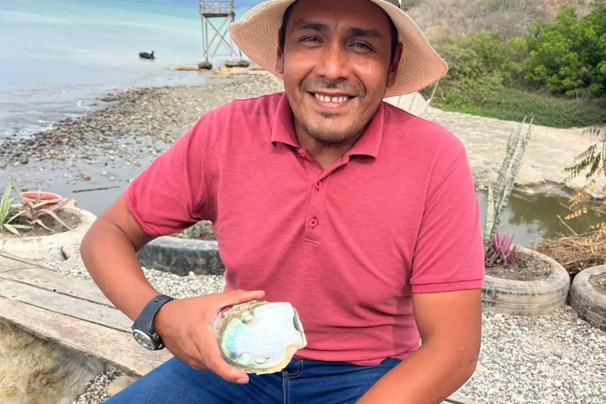 Jorge Figueroa, biólogo pesquero, muestra una ostra con una perla creada en laboratorio.